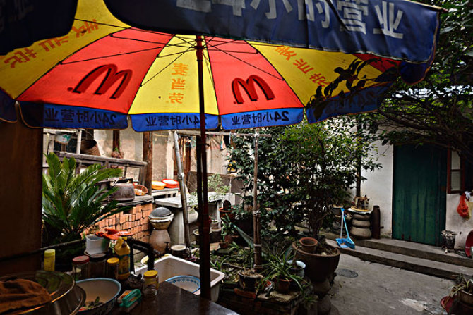 医生问:"你把那些哈唎掰开的时候没有闻到什么难闻的气味吗?