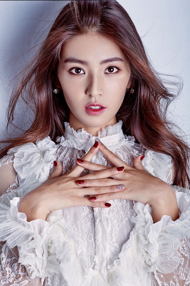 《微微一笑很倾城》中的校花孟逸然,16岁出道,长相不输baby!