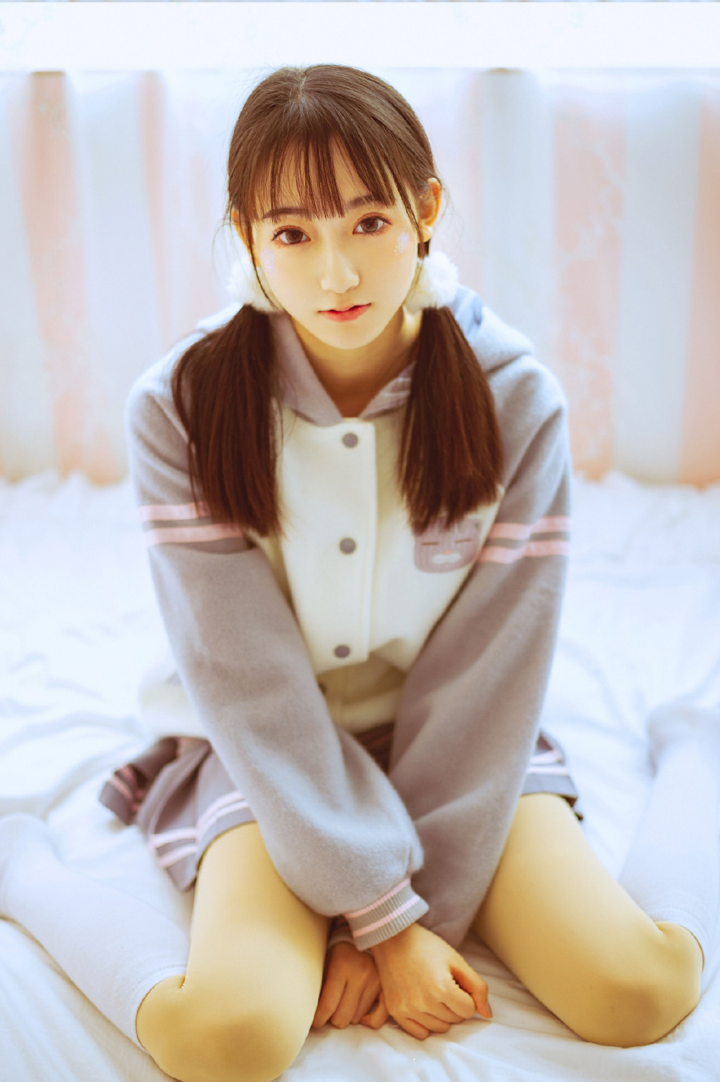 极品美女穿白色丝袜,露出性感美腿拍摄诱人写真