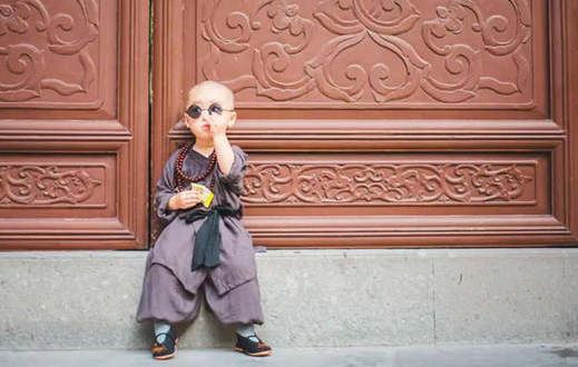 评选最萌小和尚,三个月大就打坐化缘,常常打坐睡着,收了他!