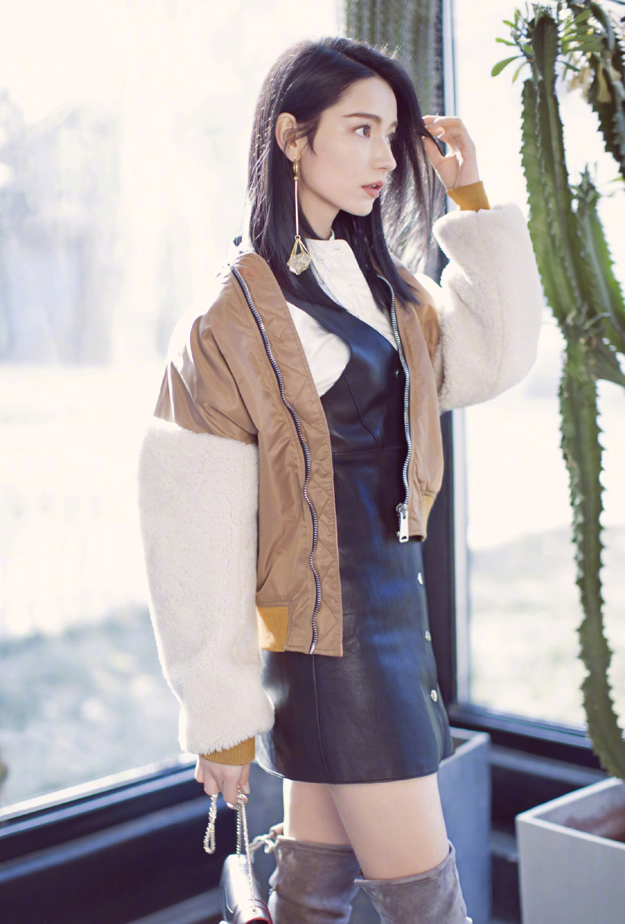 当然,新疆美女代斯饰演的刀城少主"刀冽香",也是让人眼前一亮.