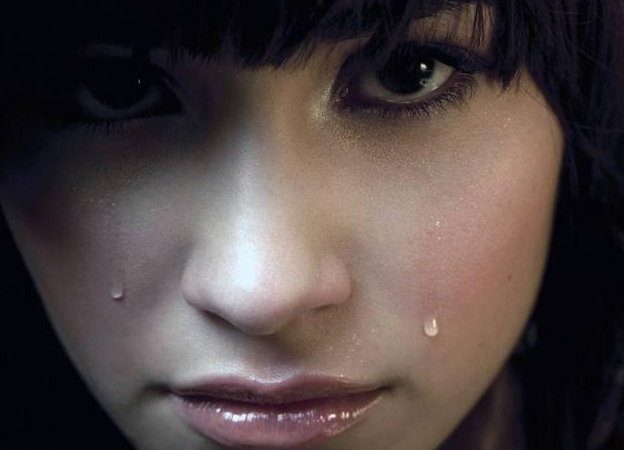 美女哭伤心流泪图片