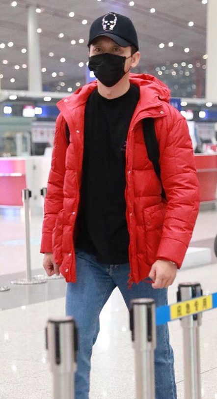 李晨现身北京机场,大红羽绒服满满直男感