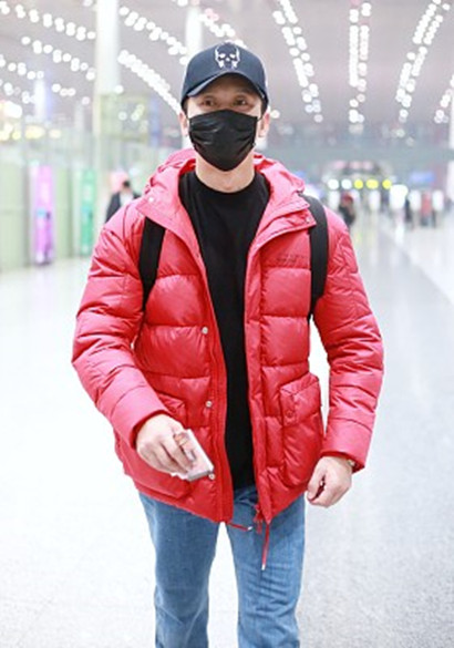 李晨街拍:连帽羽绒服紧身牛仔裤 balenciaga老爹鞋,保暖明艳