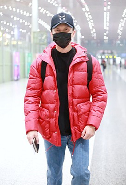 李晨街拍:连帽羽绒服紧身牛仔裤 balenciaga老爹鞋,保暖明艳