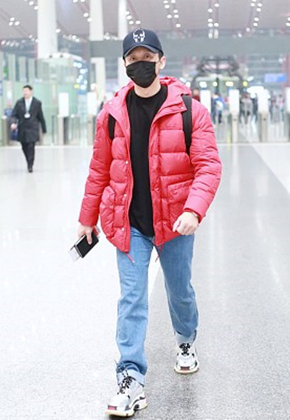 李晨街拍:连帽羽绒服紧身牛仔裤 balenciaga老爹鞋,保暖明艳