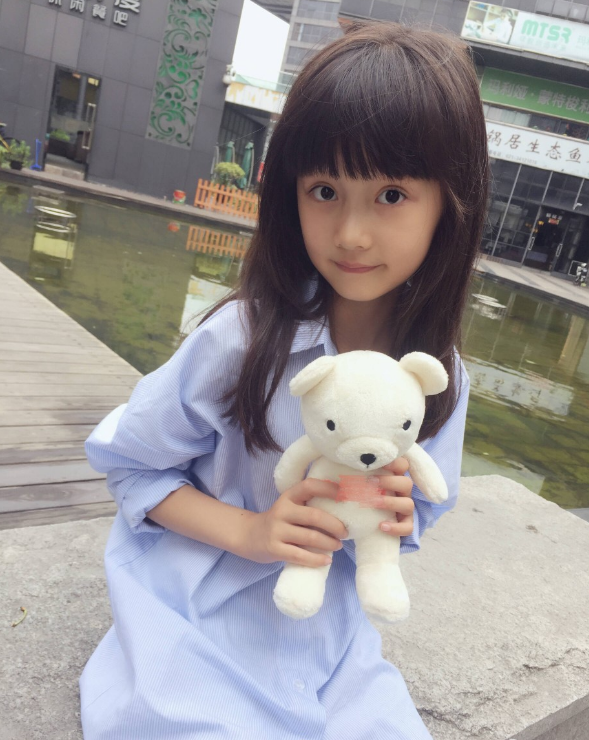 不仅去国外走秀,还是各大综艺的常客,某品牌还开出千万天价邀请王诗龄