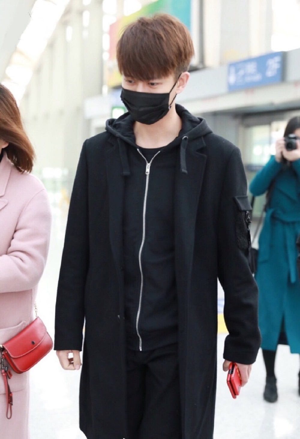 奶爸任嘉伦黑色口罩遮面现身机场 脚踩白色休闲鞋帅气十足