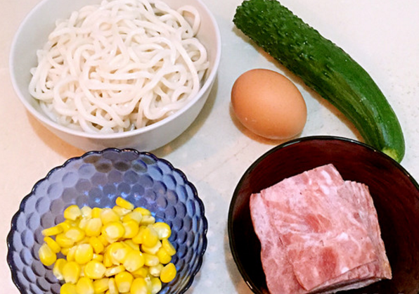 培根雞蛋煎麵,做法很簡單,食材也很豐富,讓一碗剩麵條華麗變身