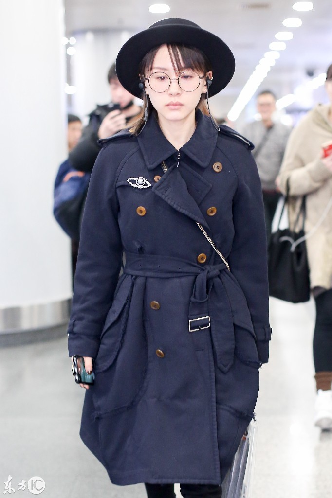 王子文黑色系带风衣现身北京,155身高犹如一米八女神却面色不悦