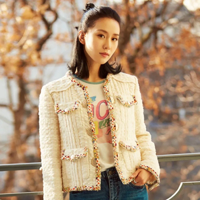 刘诗诗江疏影仅相差一岁,同穿小香风外套,哪个气质女神更美?