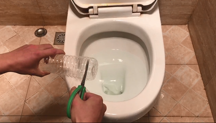 只用一个塑料瓶,马桶堵住3分钟就能疏通,再也别花钱去找人修