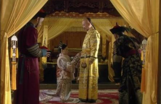 皇上到死也不知,同样是给他更衣,为何华妃站着甄嬛却非要跪着?