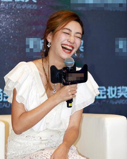 应采儿穿白裙现身 张嘴大笑"失控"变表情包