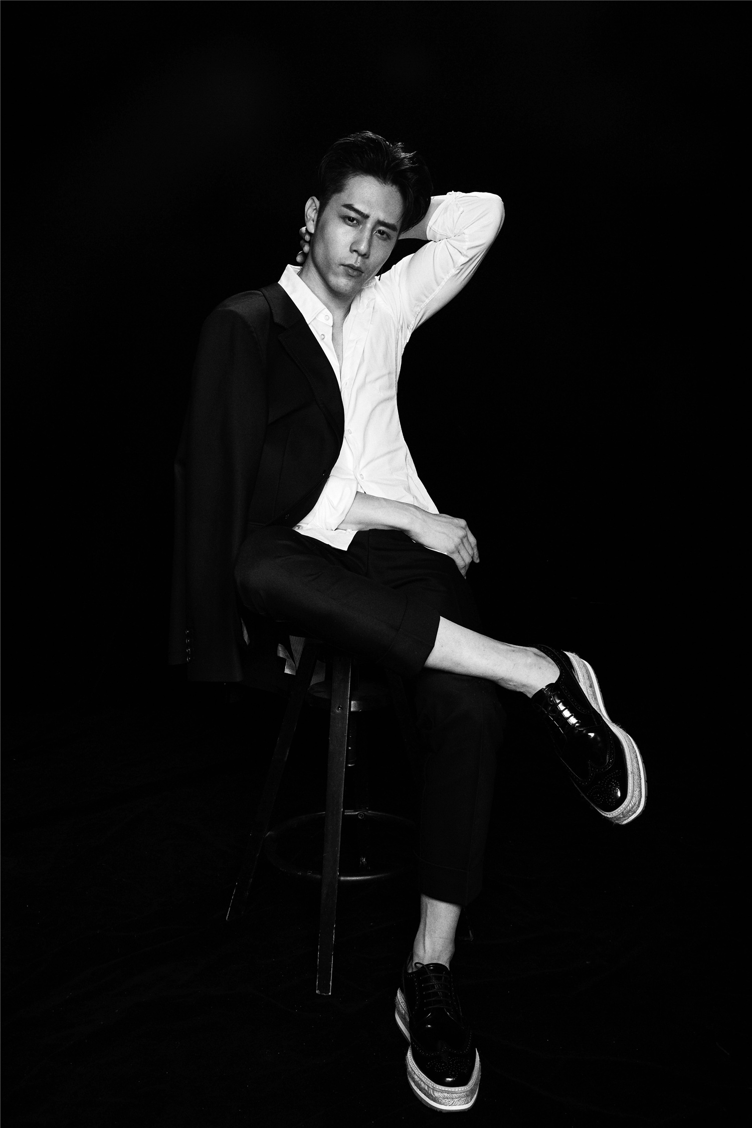 胡宇威曝光写真大片 低调玩转"暗夜骑士"魅力