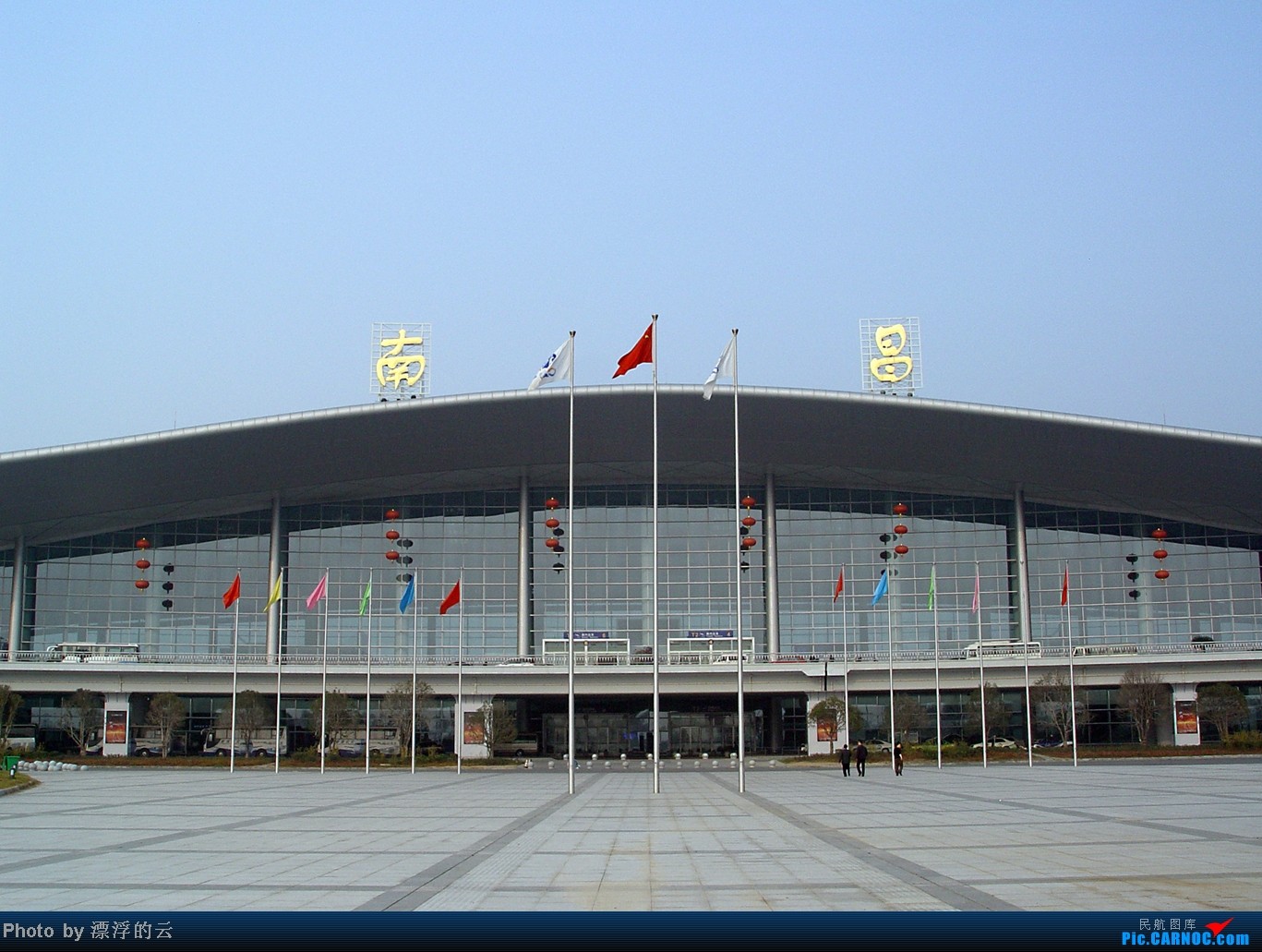 南昌昌北机场候机楼外部吊顶材料整体坍塌