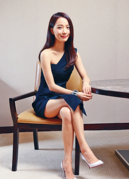 她是出演《浪花一朵朵》中的王璐丹