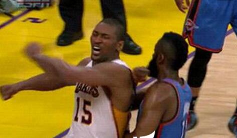 直击:阿泰斯特怒肘哈登头部,引发严重矛盾,雷霆二少直接要说法