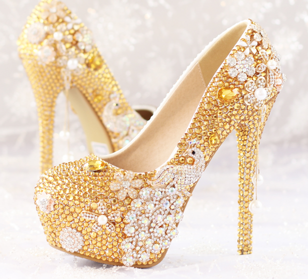 选择这款水晶鞋,你代表迪士尼仙蒂公主,温柔迷人,就像一个迷,会在午夜