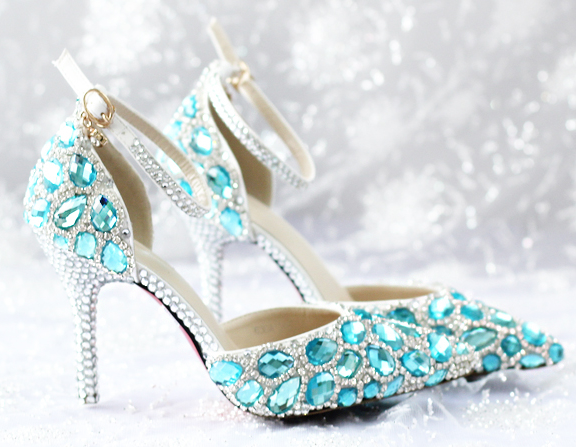 选择这款水晶鞋,你代表迪士尼仙蒂公主,温柔迷人,就像一个迷,会在午夜