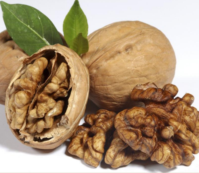 洛南特产核桃不仅个大,仁饱,皮薄,质优,而且功效也很多!