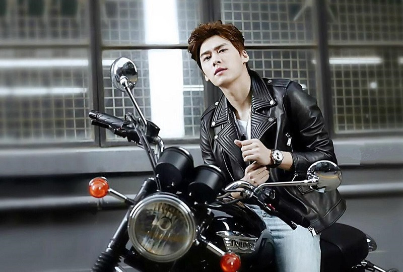 男明星骑摩托车,吴亦凡被摩托车抢镜,杨洋姿势潇洒又帅气!