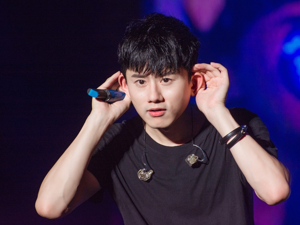 张杰开工新发型亮相晒久违自拍照,实力证明自己没胖