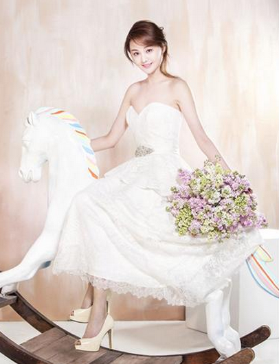 郑爽高贵端庄,依旧美丽动人!