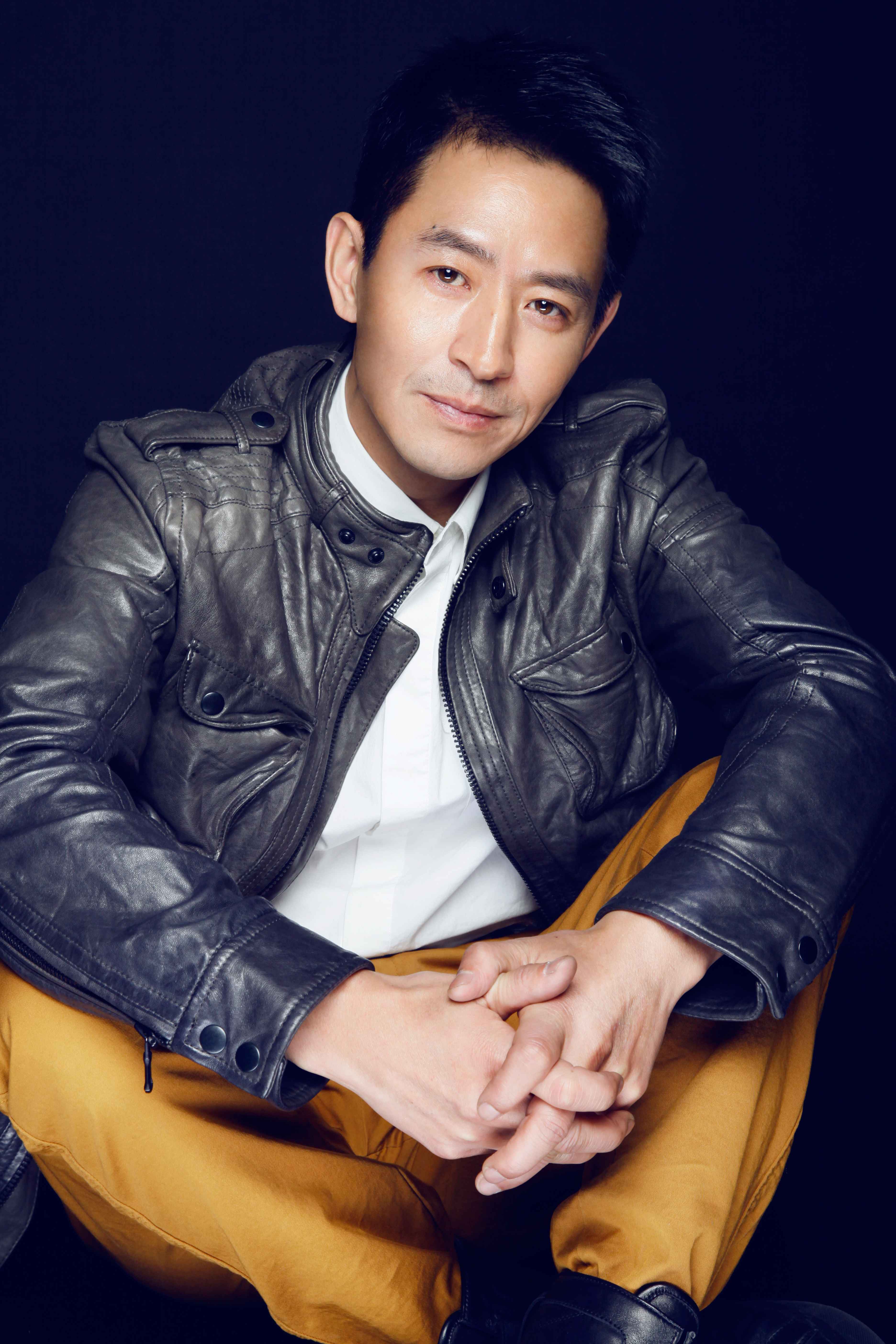 弟弟已经是当红明星了,自己才慢慢有了起色