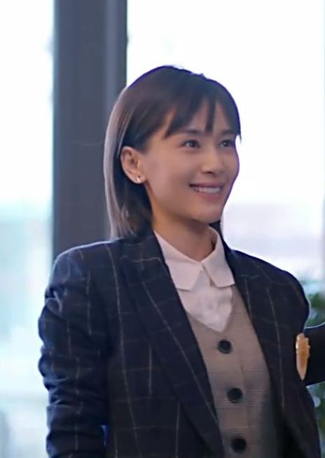 欢乐颂:看看安迪的职业装,再看看曲筱绡的,差距真大!