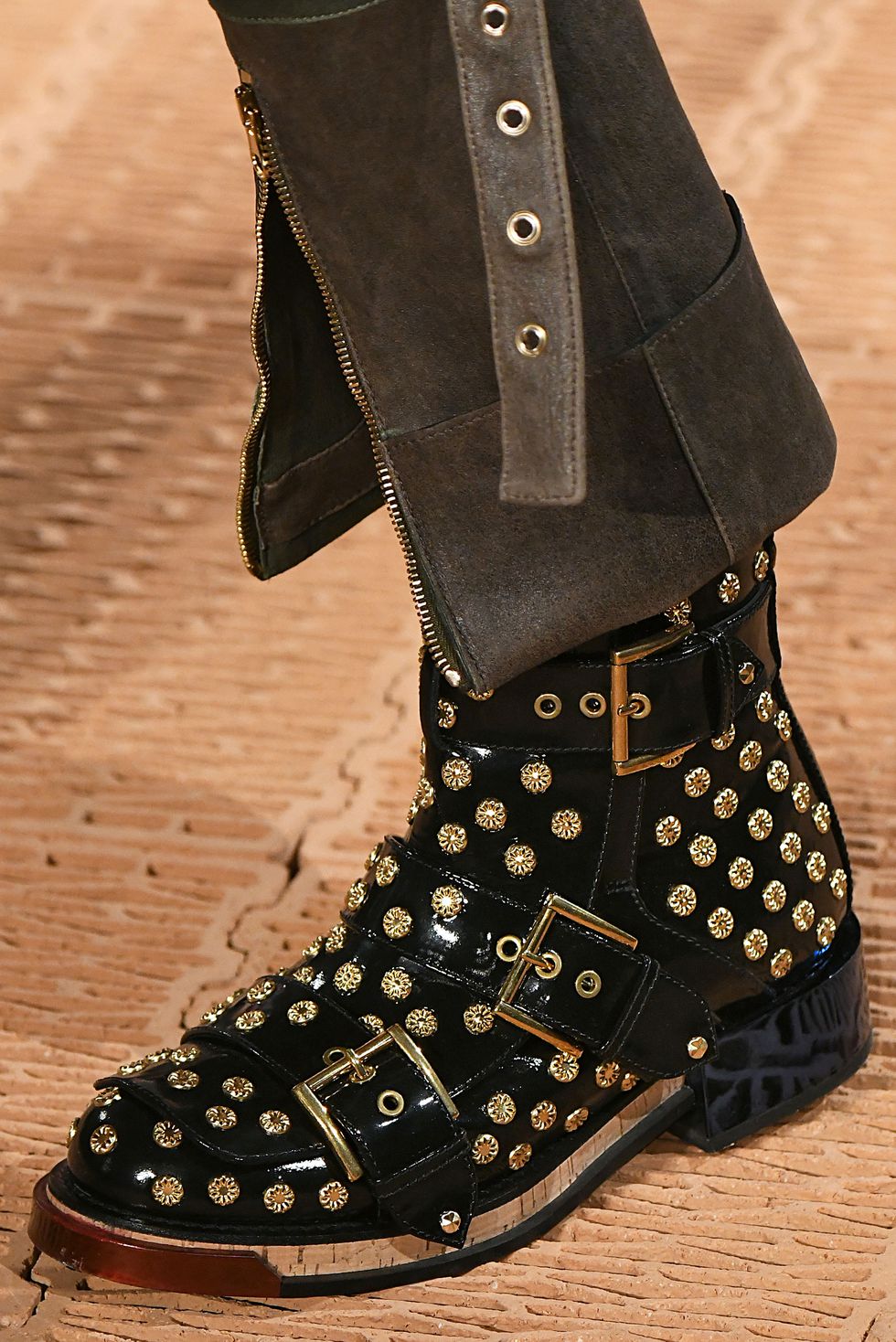 史上最炫酷的鞋子没有之一,最后一双自带暗器