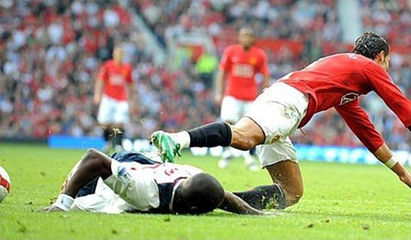 c罗曼联时期十大假摔瞬间