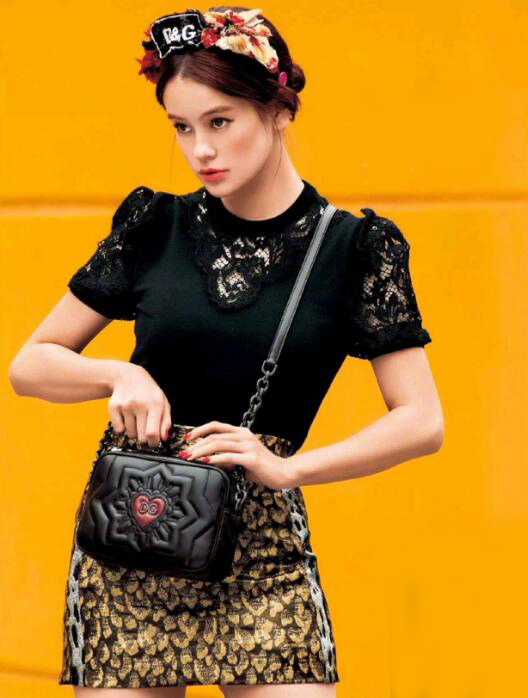 日本模特emma拍摄大片 华丽花裙漫步欧洲街头