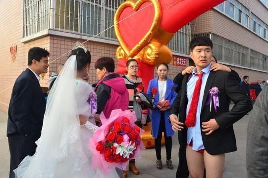 婚礼现场堵门女子被摔昏迷 恶俗"婚闹"几时休