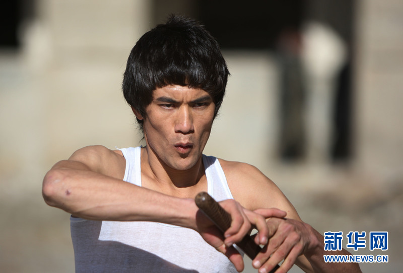 阿巴斯在facebook上上传了模仿李小龙的照片,照片里阿巴斯模仿了