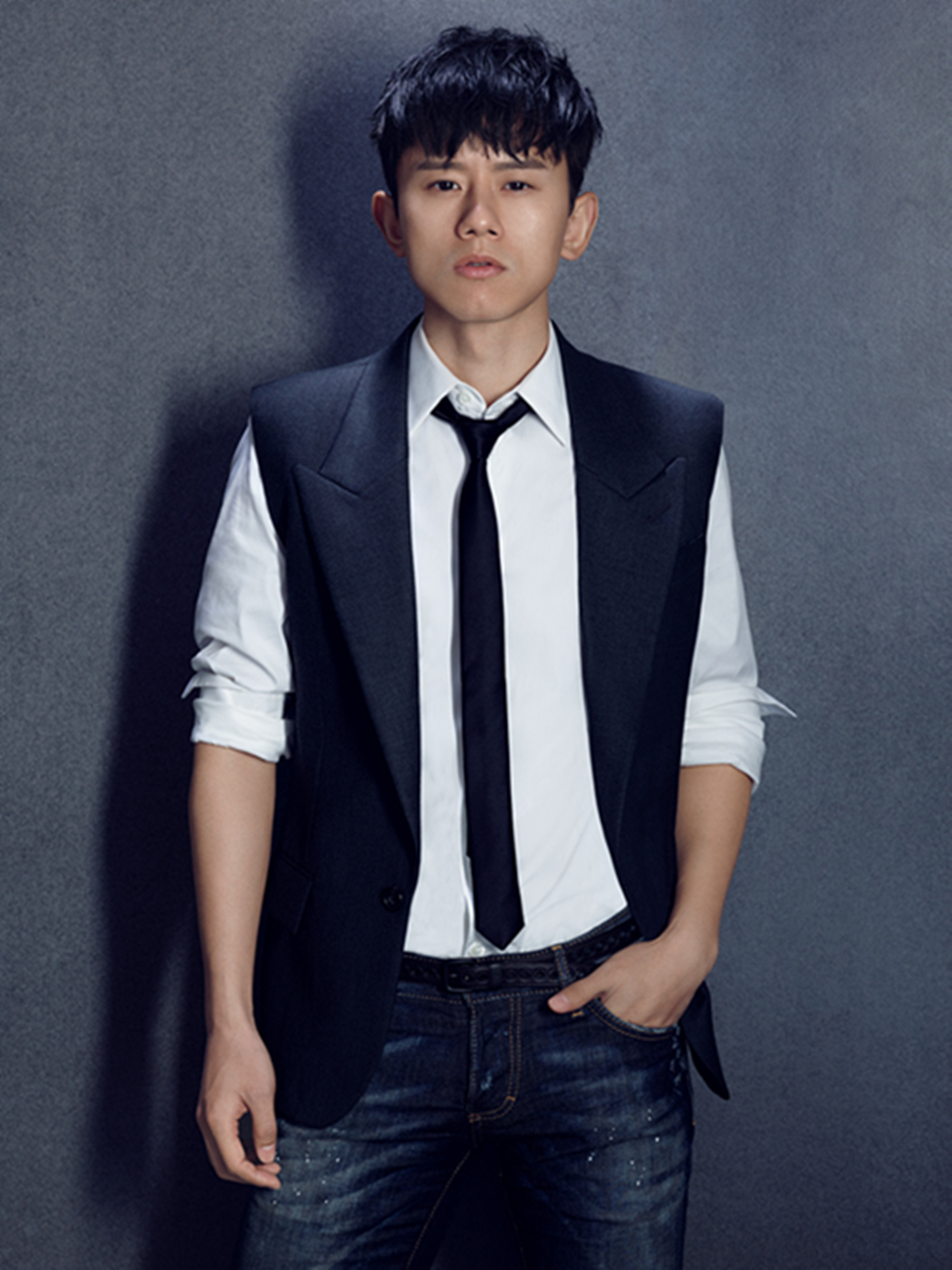 张杰录节目玩游戏晕倒脸砸到凳子,网友纷纷声讨节目组!