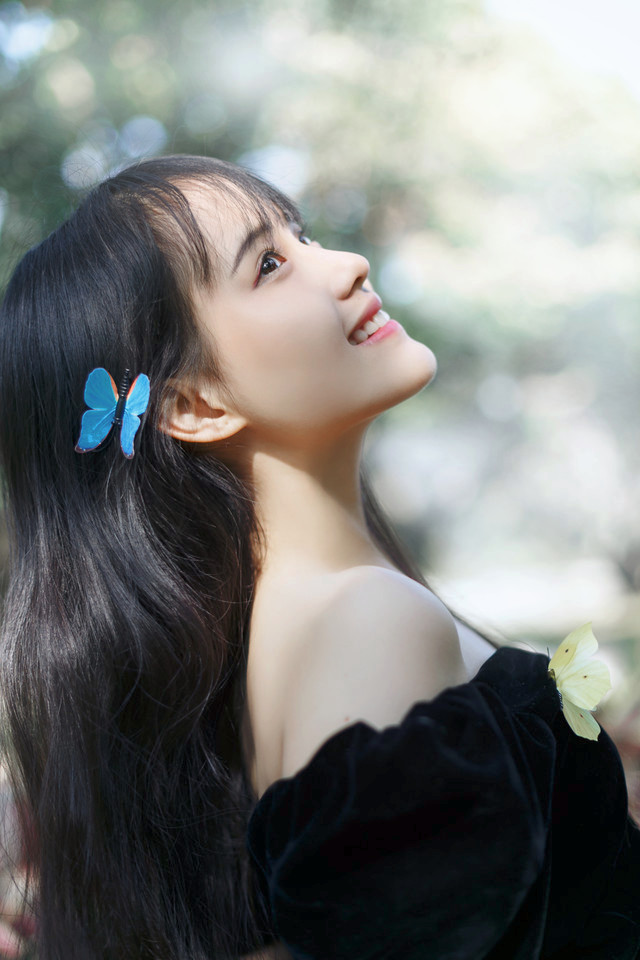 一个长发飘逸,如花一般美丽的青涩少女姑娘