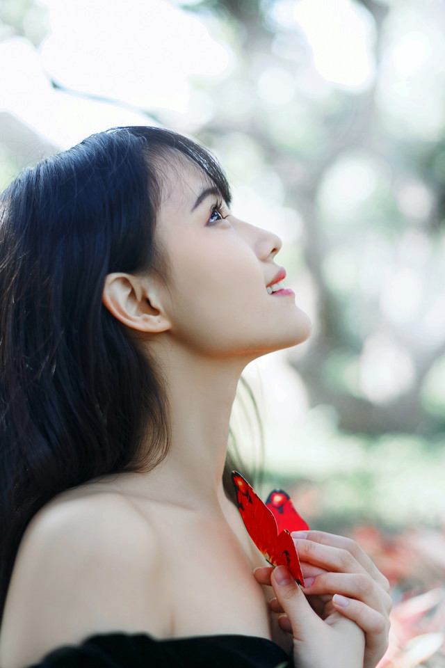 一个长发飘逸,如花一般美丽的青涩少女姑娘