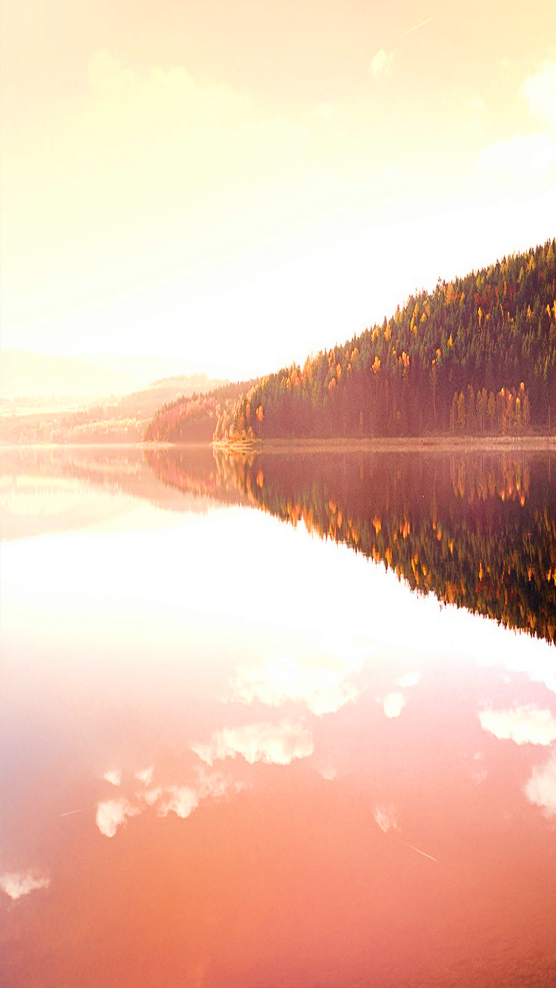 湖中倒影,波光粼粼手机壁纸