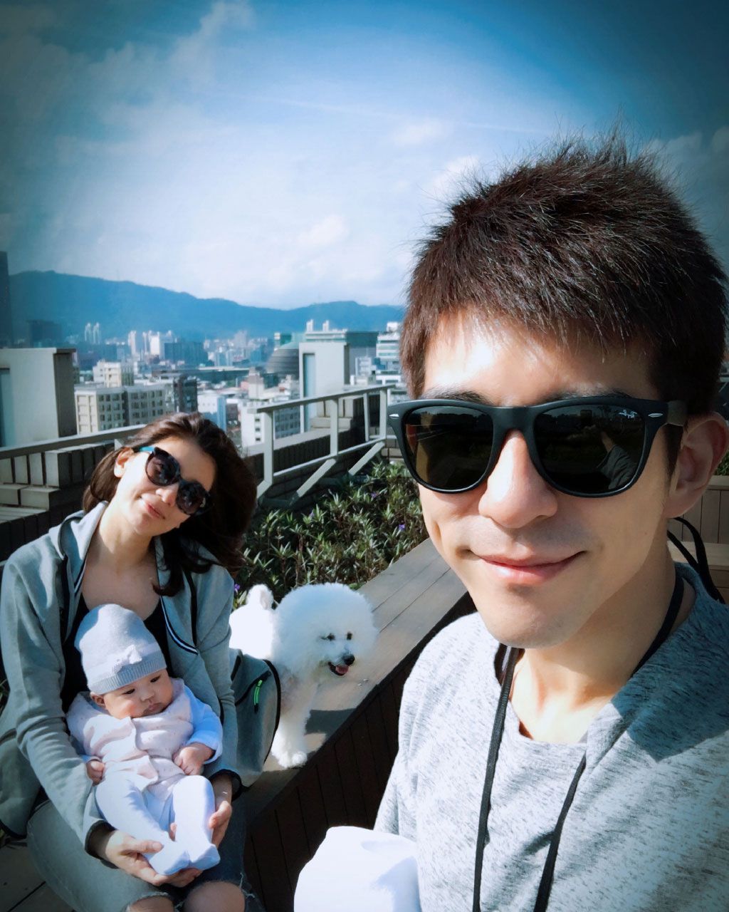 贾静雯微博晒老公修杰楷生日照,老干部霍建华抢镜十足!