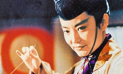 当郭靖遇上了东方不败,降龙硬怼绣花针,谁更厉害?