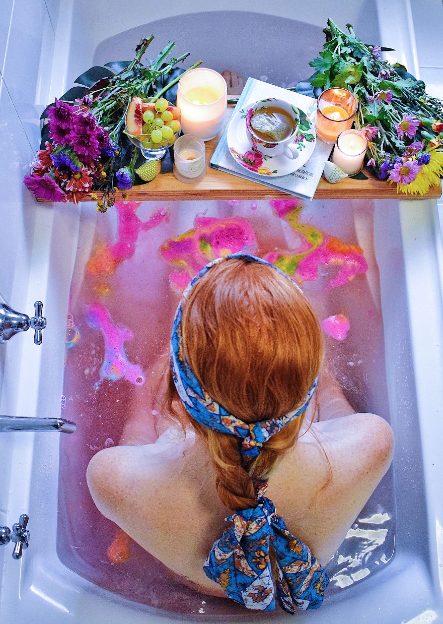 女孩痴迷于浴室自拍,澡盆布置得如童话世界