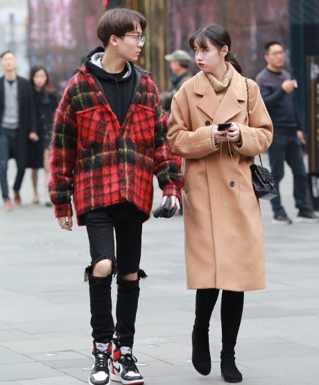 重庆情侣街拍:好般配的小情侣,最后一对嘟嘴卖萌的小姐姐好可爱