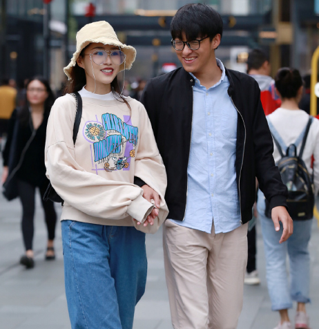 重庆情侣街拍:好般配的小情侣,最后一对嘟嘴卖萌的小姐姐好可爱