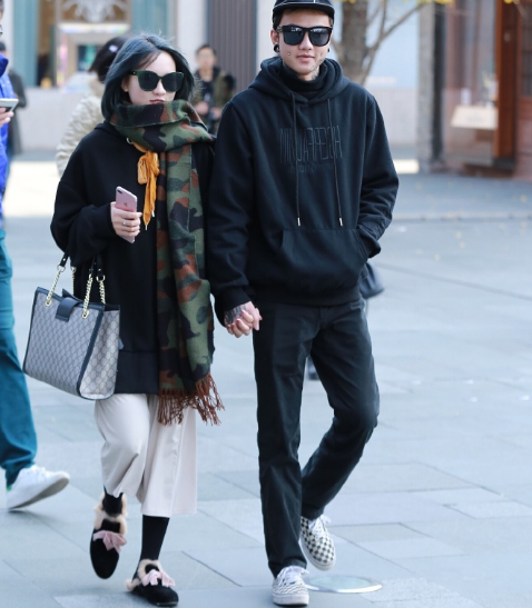 重庆情侣街拍:好般配的小情侣,最后一对嘟嘴卖萌的小姐姐好可爱