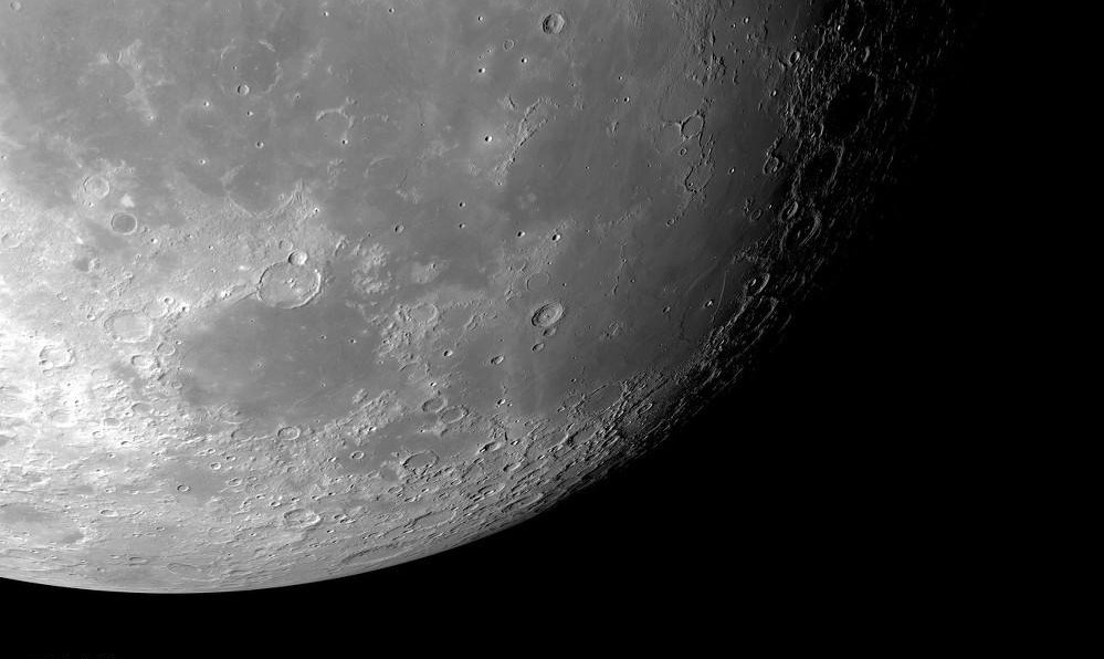 天文望远镜下的月亮,坑坑洼洼的感觉像是经历了好多的变迁!