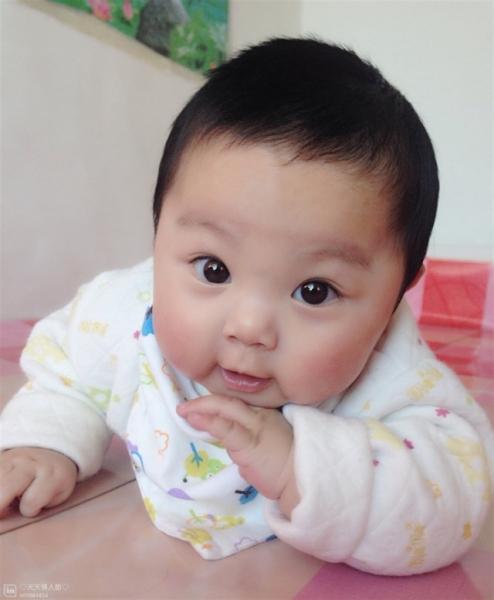 小宝宝乌溜溜的大眼睛盯着你看是想表达什么?