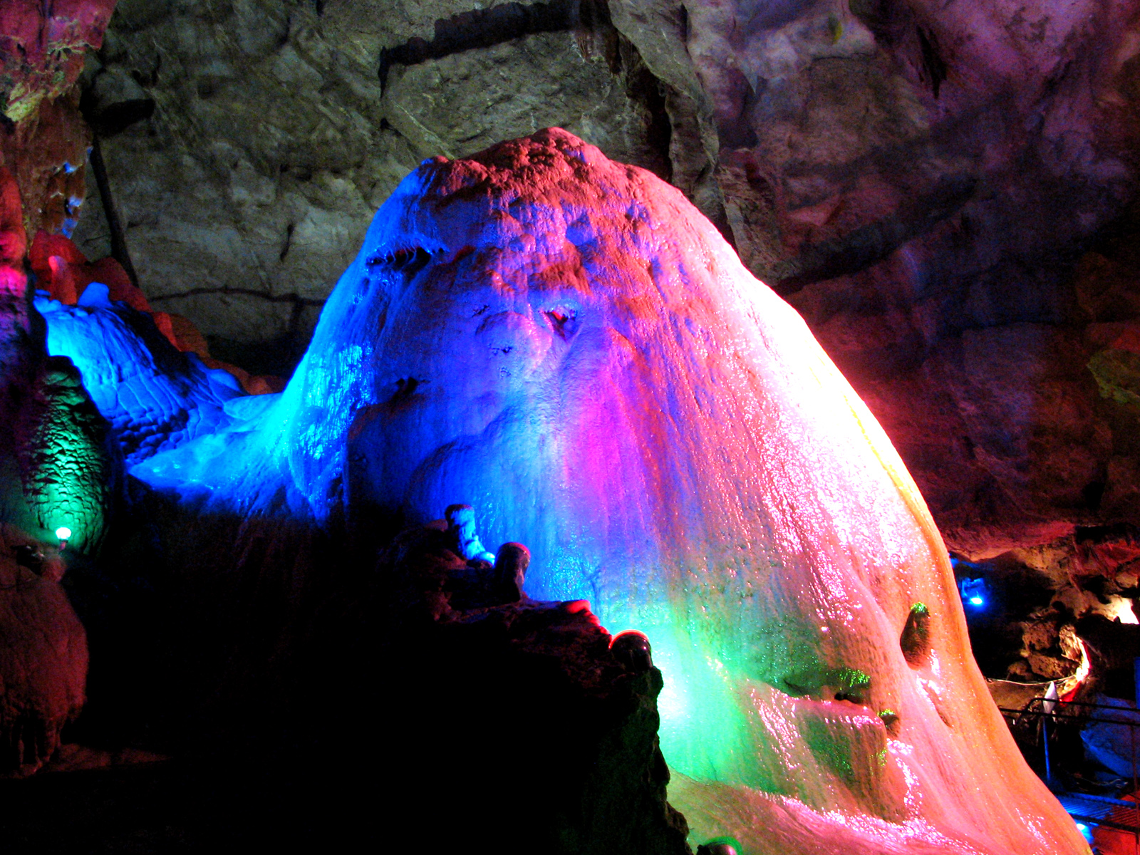 桓仁望天洞拥有万种风情,被称为"北国第一洞,迷宫世无双"