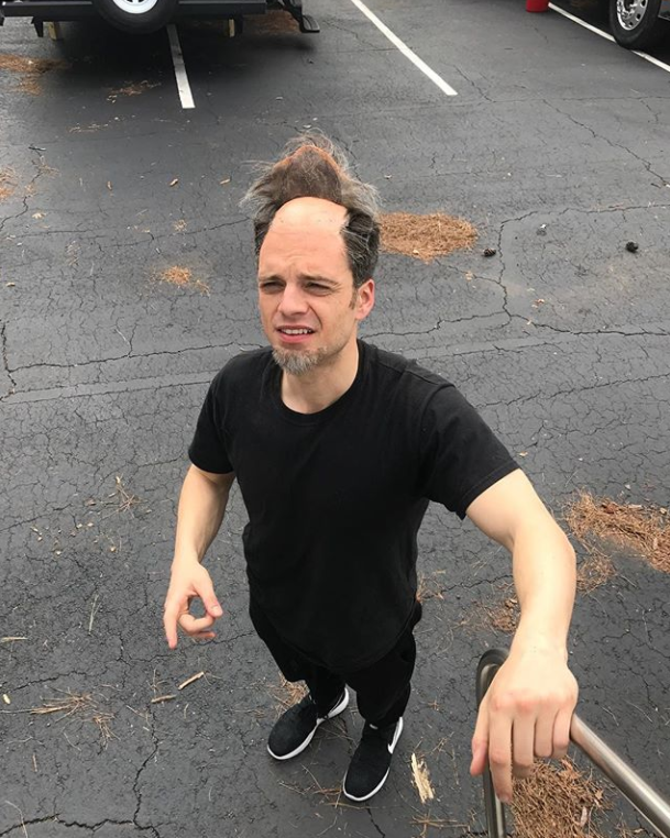 冬兵384接拍新戏剃光头,假发被吹掉秒变地中海