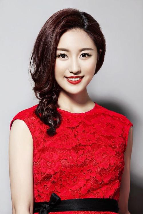 张馨心亮相巴黎时装周某品牌大秀,举手投足皆优雅